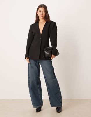 ASOS DESIGN - Taillierter Blazer in Schwarz mit betonter Schulterpartie