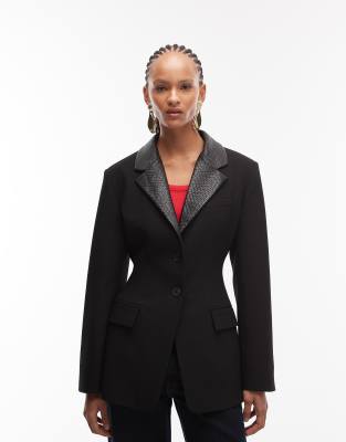 ASOS DESIGN - Taillierter Blazer in Schwarz mit Revers aus Kunstleder