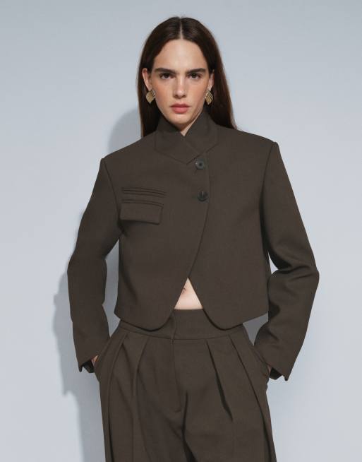 ASOS DESIGN taillierter Blazer in Wolloptik, boxy, cropped, mit hohem Kragen in Khaki, 3 von 9
