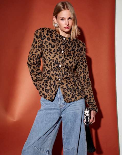 ASOS DESIGN taillierter Blazer mit auffälligen Knöpfen in strukturierter Leopardenoptik - view 1
