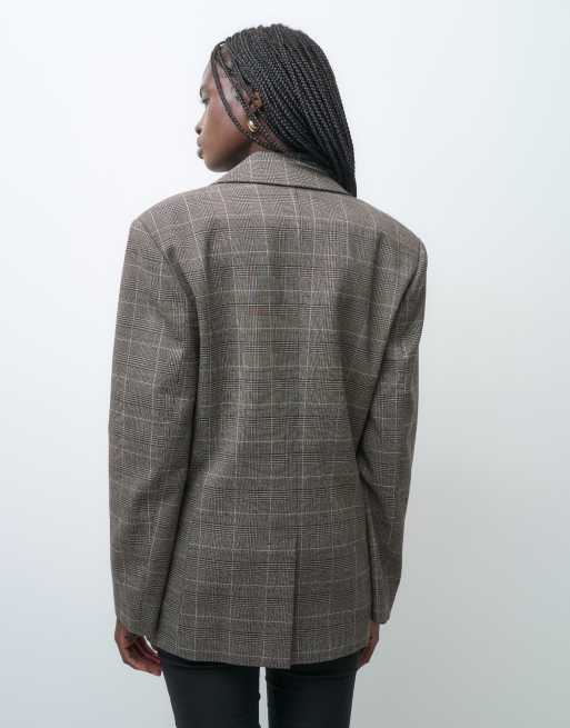 ASOS DESIGN taillierter Blazer mit markanten Schultern und doppelter Knopfleiste in Beige, 4 von 4