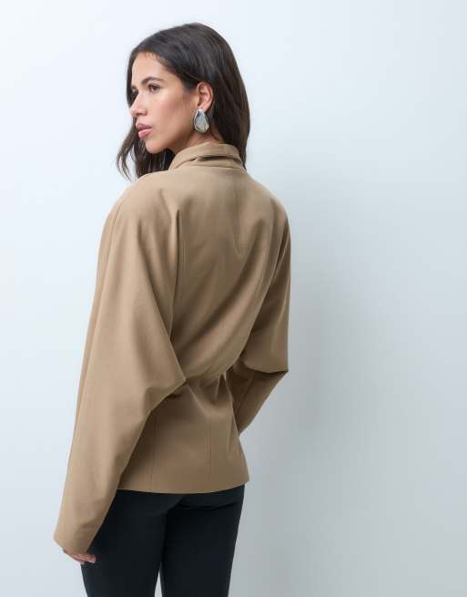 ASOS DESIGN taillierter Blouson-Blazer mit Fledermausärmeln in Sand, 2 von 4