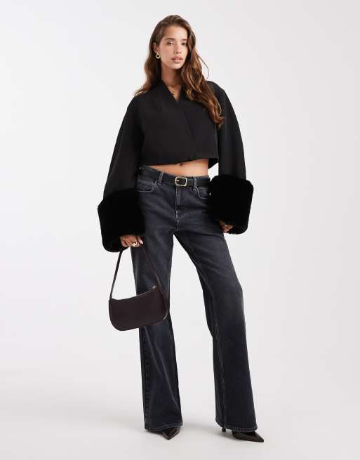 ASOS DESIGN – Taillierter Cropped-Blazer aus Kunstpelz in Schwarz mit Cocoon-Ärmeln, 2 von 4