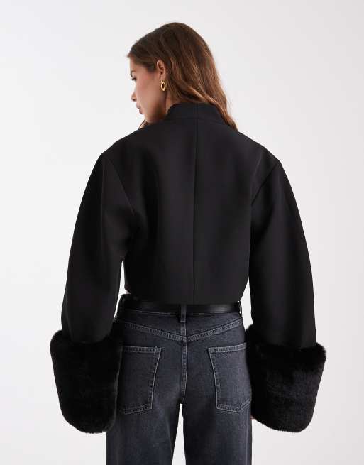 ASOS DESIGN – Taillierter Cropped-Blazer aus Kunstpelz in Schwarz mit Cocoon-Ärmeln, 4 von 4