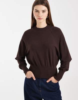 ASOS DESIGN - Taillierter Pullover aus Feinstrick in Cremeweiß mit Fledermausärmeln