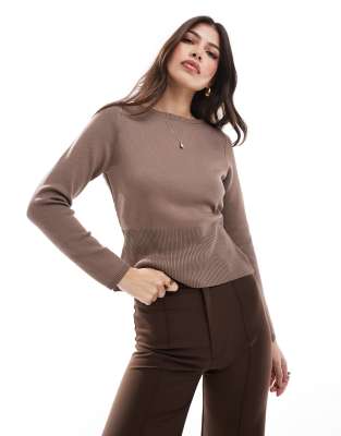 ASOS DESIGN - Taillierter Pullover in Braun mit U-Boot-Ausschnitt-Brown