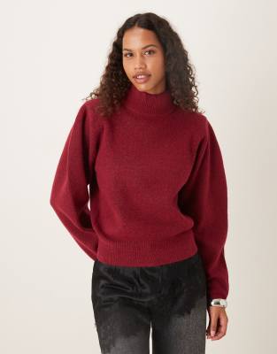 ASOS DESIGN - Taillierter Pullover in Burgunderrot mit sehr weiten Ärmeln und Schulterpolstern