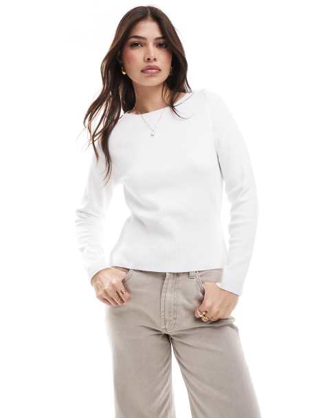 ASOS DESIGN – Taillierter Pullover in Ecru mit U-Boot-Ausschnitt - view 1