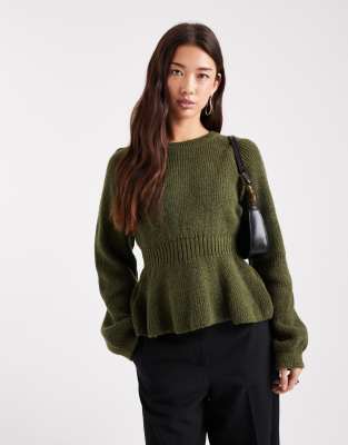 ASOS DESIGN - Taillierter Strickpullover in Khaki mit Schößchensaum-Grün