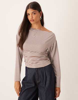 ASOS DESIGN - Tailliertes, asymmetrisches Oberteil in gestreiftem Braun mit langen Ärmeln-Brown