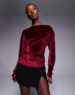 ASOS DESIGN - Tailliertes, asymmetrisches und schulterfreies Samt-Oberteil in Burgunderrot