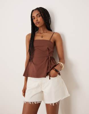ASOS DESIGN - Tailliertes Camisole-Top in Braun mit seitlicher Schnürung-Rot