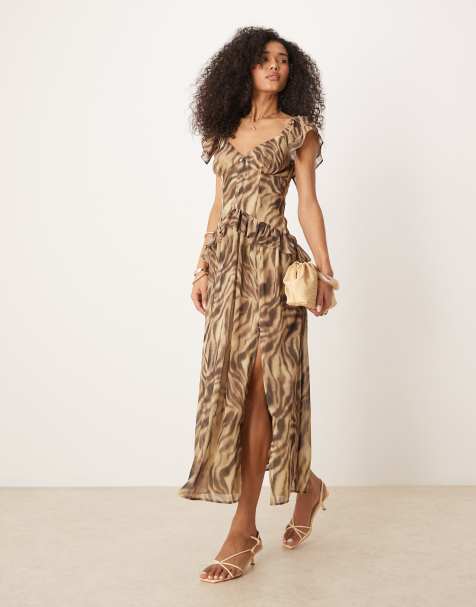 ASOS DESIGN – Tailliertes, gerüschtes Maxikleid in Braun mit Puffärmeln und Animal-Print - view 1