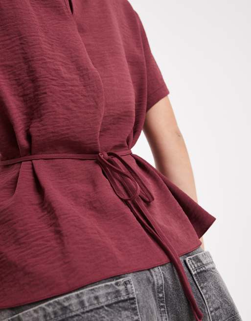 ASOS DESIGN – Tailliertes, gewebtes T-Shirt in Maulbeere mit Bindedetail hinten, 2 von 4