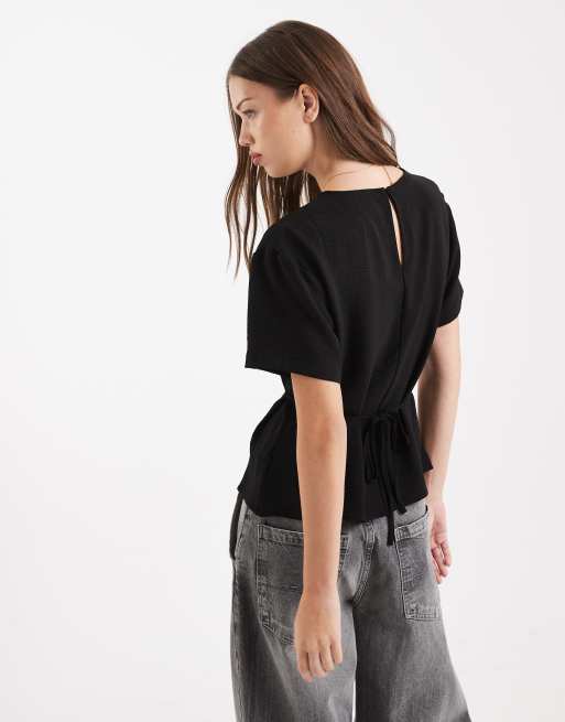 ASOS DESIGN – Tailliertes, gewebtes T-Shirt in Schwarz mit Bindedetail hinten, 4 von 4