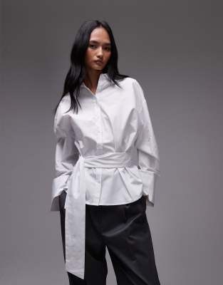 ASOS DESIGN - Tailliertes Hemd aus Popeline in Weiß mit Gürtel