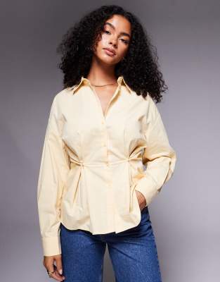 ASOS DESIGN - Tailliertes Hemd in Buttermilchgelb mit Knopfdetail