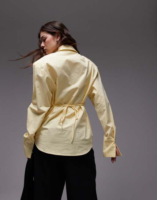 ASOS DESIGN – Tailliertes Hemd in Buttermilchgelb mit Schulterpolster und Bindedetail hinten, 2 von 4
