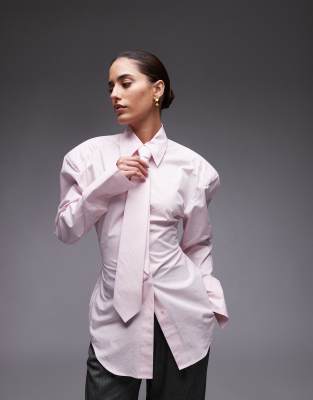ASOS DESIGN - Tailliertes Hemd in Rosa mit Schulterpolstern und Krawatte