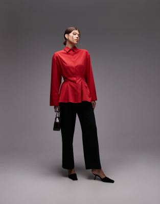 ASOS DESIGN - Tailliertes Hemd in Rot mit betonter Schulterpartie