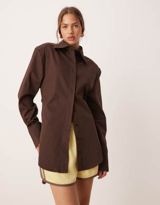ASOS DESIGN - Tailliertes Hemd in Schokobraun mit Schulterpolster und Bindedetail am Rücken