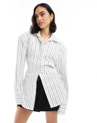 ASOS DESIGN - Tailliertes Hemd in Schwarz mit Nadelstreifen, Bindedetail am Rücken und Schulterpolstern-Bunt