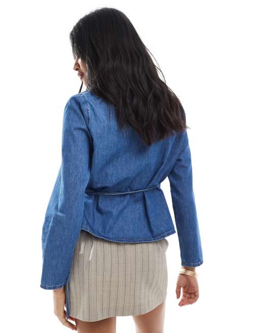 ASOS DESIGN – Tailliertes Jeanshemd in Mittelblau mit Wickeldetail zum Binden, Kombiteil, 3 von 4