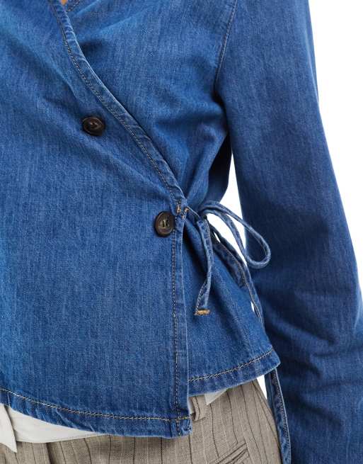 ASOS DESIGN – Tailliertes Jeanshemd in Mittelblau mit Wickeldetail zum Binden, Kombiteil, 4 von 4