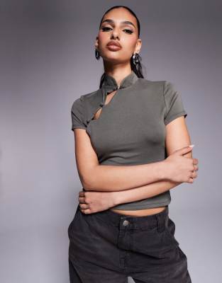 ASOS DESIGN - Tailliertes, kurzärmliges Oberteil in Khakigrün mit Rouleau-Schlaufen- und -Knopfdetails