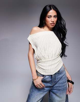 ASOS DESIGN - Tailliertes, kurzärmliges, strukturiertes One-Shoulder-Oberteil in Naturfarbe mit asymmetrischem Schnitt-N...