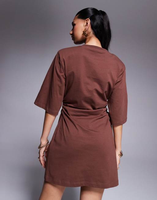 ASOS DESIGN – Tailliertes, kurzes T-Shirt-Kleid in Braun mit Schulterpolstern, 4 von 4