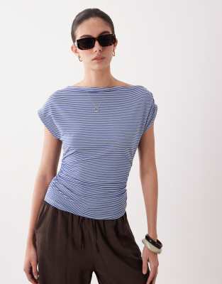 ASOS DESIGN - Tailliertes, langärmliges Oberteil in gestreiftem Marineblau mit asymmetrischem Detail-Bunt