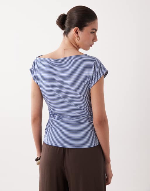 ASOS DESIGN – Tailliertes, langärmliges Oberteil in gestreiftem Marineblau mit asymmetrischem Detail, 4 von 4