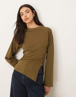 ASOS DESIGN - Tailliertes, langärmliges T-Shirt in Olivgrün mit asymmetrischem Saum