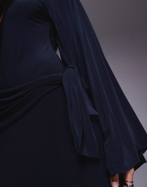 ASOS DESIGN – Tailliertes Maxikleid in Marineblau mit akzentuierten Fledermausärmeln, 2 von 4