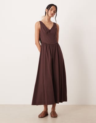 ASOS DESIGN - Tailliertes Maxikleid in Schokobraun mit V-Ausschnitt und Nahtdetails-Brown