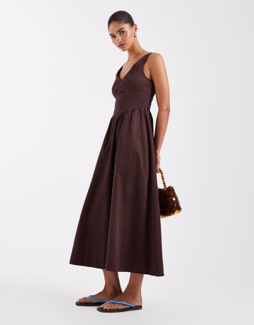 ASOS DESIGN – Tailliertes Maxikleid in Schokobraun mit V-Ausschnitt und Nahtdetails, 2 von 4