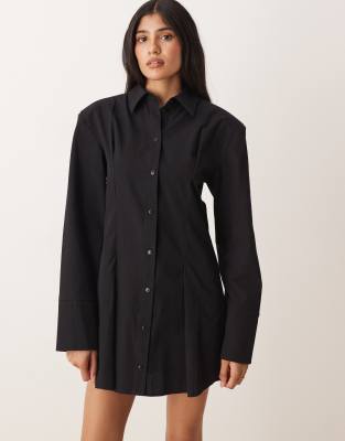 ASOS DESIGN - Tailliertes Mini-Hemdkleid in Schwarz mit Schulterpolstern