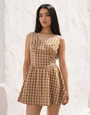 Tailliertes Mini-Sommerkleid in Braun und Rosa kariert mit V-Ausschnitt und Nahtdetails-Bunt Bunt 34