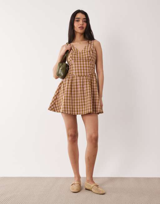 ASOS DESIGN – Tailliertes Mini-Sommerkleid in Braun und Rosa kariert mit V-Ausschnitt und Nahtdetails , 2 von 4