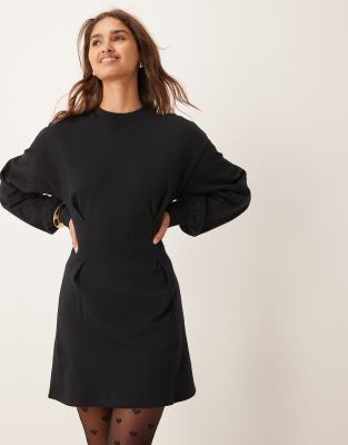 ASOS DESIGN - Tailliertes Minikleid aus Sweatshirt-Stoff in Schwarz