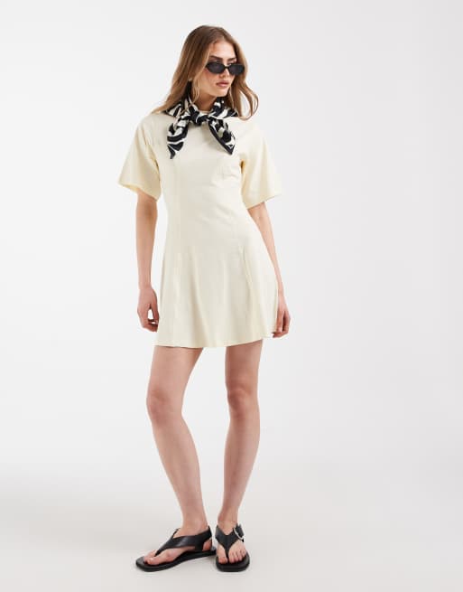 ASOS DESIGN – Tailliertes Minikleid in Buttermilchgelb mit Ziernaht, 2 von 4