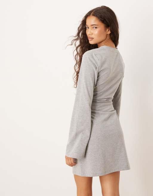 ASOS DESIGN – Tailliertes Minikleid in Grau mit hohem V-Ausschnitt und ausgestellten Ärmeln, 4 von 4