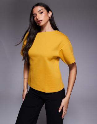 ASOS DESIGN - Tailliertes Oberteil in Ocker mit U-Boot-Ausschnitt und halblangen Ärmeln-Gelb