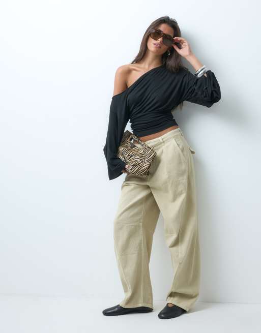 ASOS DESIGN – Tailliertes Oberteil in Schwarz mit abfallender Schulterpartie, 3 von 4