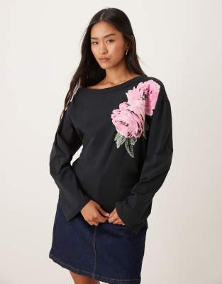 ASOS DESIGN - Tailliertes Oberteil in Schwarz mit U-Boot-Ausschnitt und Blumen-Grafik