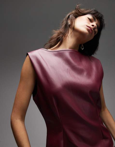 ASOS DESIGN – Tailliertes T-Shirt aus Kunstleder in Pflaume - view 1