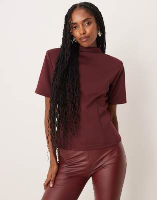 ASOS DESIGN - Tailliertes T-Shirt aus neoprenähnlichem Stoff in Feige mit Stehkragen-Lila