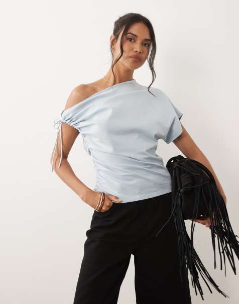 ASOS DESIGN – Tailliertes T-Shirt in Babyblau mit gerafften Ärmeln und abfallender Schulterpartie - view 1
