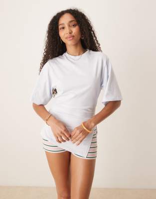 ASOS DESIGN - Tailliertes T-Shirt in Blau mit asymmetrischem Saum